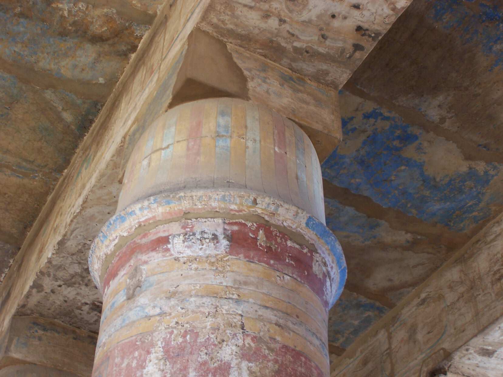Chapiteaux en forme de cloche, unique en Egypte.